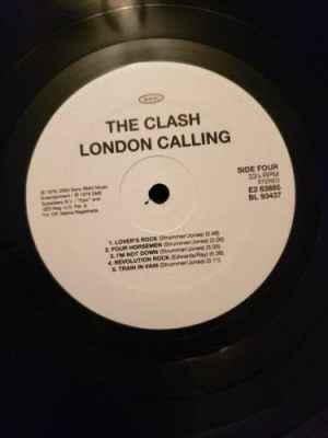  London Calling: İsyanın Gür Sesiyle Dolu Hızlı Bir Punk Rock Destanı